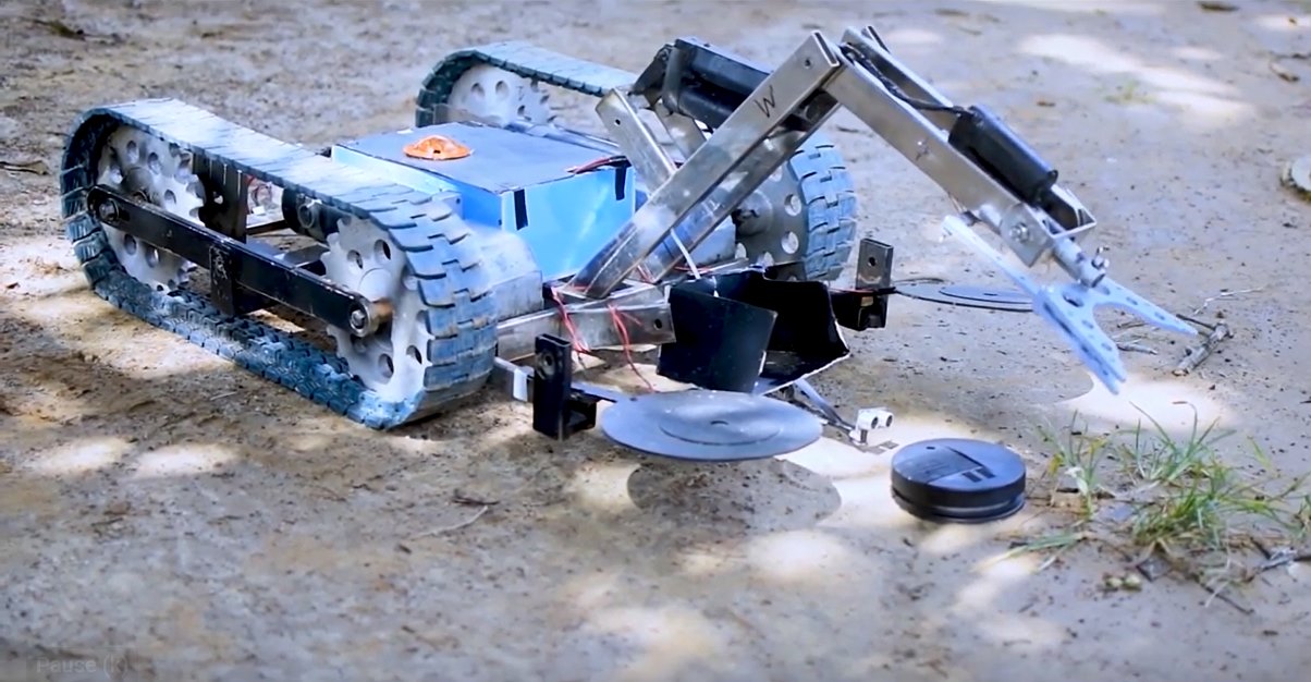 Tracked Minesweepers robot with its front mechanism